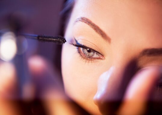 Best Eyelash Growth Serums Recommended by Beauty Experts
